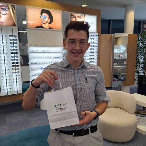 Optocenter | Optika Minus 50 - Nagrajenec naše jubilejne nagradne igre je prevzel svojo nagrado